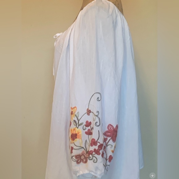 Pretty floral top-new with tag! - Picture 2 of 5